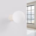 Miniatyrbillede 2 af 10: Moderne beige væglampe med rillet glas og hvid kugle til badeværelse eller entré 1xG9 8W IP44 halo Sollux Lighting