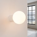Miniatyrbillede 3 af 10: Moderne beige væglampe med rillet glas og hvid kugle til badeværelse eller entré 1xG9 8W IP44 halo Sollux Lighting
