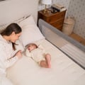 Miniatyrbillede 4 af 6: MoMi LEXI PLUS XL - Babyseng barriere 150×66 cm - Foldbar 180° - Sikkerhedssystem - Åndbart net - Stor lomme - Grå