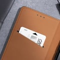 Miniatyrbild 2 av 5: Läderfodral för iPhone 17 med kortfack och videostöd i svart