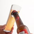 Miniatyrbild 1 av 2: Flasköppnare i form av ett glas fyllt med öl