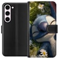 Pikkukuva 1 / 3: Yhteensopiva Lompakkokotelo Samsung Galaxy S23 Stitch nukahtaa päivänkakkaraniityllä, jossa pehmeä valo ja luonnon rauha luovat lämpimän ja rentoutta