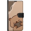 Pikkukuva 3 / 3: Yhteensopiva Lompakkokotelo Samsung Galaxy S23+ Lazy Bear Chill Mode Söpö karhu makaa puhelin kädessään beigen taustan edessä rauhallisessa ja rennos