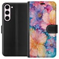 Pikkukuva 1 / 3: Yhteensopiva Lompakkokotelo Samsung Galaxy S23+ Akvellimaalaus, jossa on suuria kukkia vaaleanpunaisen, sinisen ja keltaisen sävyissä pehmeässä, tait