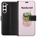 Pikkukuva 1 / 3: Yhteensopiva Lompakkokotelo Samsung Galaxy S23+ Matcha Girl -kuvitus – kawaii-henkinen teen inspiroima design vaaleanpunaisella rusetilla