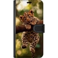 Pikkukuva 3 / 3: Yhteensopiva Lompakkokotelo Samsung Galaxy S23+ Leopardinpentu oksalla suurine silmineen luonnon inspiroima viidakkokuvio yksityiskohtainen ja viehät