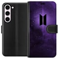 Pikkukuva 1 / 3: Yhteensopiva Lompakkokotelo Samsung Galaxy S23 BTS kpop-logo violetti galaksi juliste avaruusdesign korealainen yhtye ARMY-symboli tähtitaivas musiik