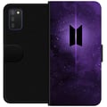 Miniatyrbilde 1 av 2: Kompatibelt Lommeboketui til Samsung Galaxy A03s BTS kpop-logo lilla galakse plakat romdesign koreansk band ARMY-symbol stjernehimmel musikk fan art