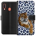 Pikkukuva 1 / 2: Yhteensopiva Lompakkokotelo Samsung Galaxy A20e Tiger Chill Pattern -kuvio, jossa tiikeri lepää valko-sinistä kuviollista taustaa vasten modernissa d
