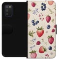 Miniatyrbilde 1 av 2: Kompatibelt Lommeboketui til Samsung Galaxy A03s Sommerlig bærmønster med jordbær, blåbær og blomster i akvarell – trendy og frisk design som passer