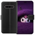 Miniatyrbild 1 av 3: Kompatibelt Plånboksfodral till Samsung Galaxy S10+ Kuromi-inspirerad figur i lila fluffig fantasy-miljö med mystisk kawaii-känsla