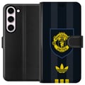 Pikkukuva 1 / 3: Yhteensopiva Lompakkokotelo Samsung Galaxy S23 Manchester United juliste Adidas vaakuna jalkapalloseura Premier League logo keltainen musta retro des
