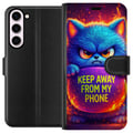 Pikkukuva 1 / 3: Yhteensopiva Lompakkokotelo Samsung Galaxy S23+ Vihainen, pörröinen sininen kissa, jossa lukee Keep Away From My Phone, neonväreissä ja liekkimäisin