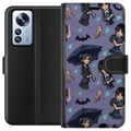 Pikkukuva 1 / 3: Yhteensopiva Lompakkokotelo Xiaomi 12 Pro Wednesday Addams sarjakuvajuliste goottilainen Netflix-sarja lepakot käsi Thing violetti tausta söpö design