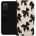 Miniatyrbilde 1 av 2: Kompatibelt Lommeboketui til Samsung Galaxy A03s Svarte rosetter på beige bakgrunn, elegant tidløs design med myke kontraster og luksuriøs følelse