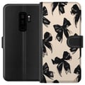 Miniatyrbillede 1 af 3: Kompatibel Tegnebogsetui til Samsung Galaxy S9+ Sorte rosetter på beige baggrund, elegant tidløst design med bløde kontraster og en luksuriøs følelse