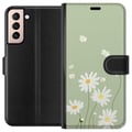Miniatyrbild 1 av 3: Kompatibelt Plånboksfodral till Samsung Galaxy S21 Prästkragar – blommigt mönster i svensk sommarstil