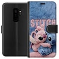 Miniatyrbillede 1 af 3: Kompatibel Tegnebogsetui til Samsung Galaxy S9+ De fluffy Stitch og Angel krammer hinanden på et blødt, pelsagtigt underlag med pastelfarver, der ska