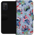 Miniatyrbilde 1 av 2: Kompatibelt Lommeboketui til Samsung Galaxy A03s Disney Stitch-julemønster – søt Stitch-juldesign med nisseluer, reinsdyrhorn og blå bakgrunn