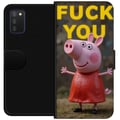 Miniatyrbilde 1 av 2: Kompatibelt Lommeboketui til Samsung Galaxy A03s Søt tegnet Peppa Pig-lignende grisefigur i rosa med trassig positur og tydelig tekst i gult, humoris