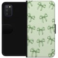 Miniatyrbilde 1 av 2: Kompatibelt Lommeboketui til Samsung Galaxy A03s Grønne rosetter mønster søtt pastell sløyfemønster sømløst gavebånd estetisk bakgrunn motiv plakat