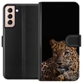 Miniatyrbild 1 av 3: Kompatibelt Plånboksfodral till Samsung Galaxy S21 Stilren leopard i mörk kontrast med intensiva ögon – kraftfull och elegant djurdesign.