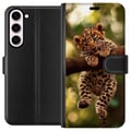 Pikkukuva 1 / 3: Yhteensopiva Lompakkokotelo Samsung Galaxy S23+ Leopardinpentu oksalla suurine silmineen luonnon inspiroima viidakkokuvio yksityiskohtainen ja viehät