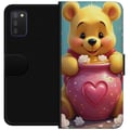 Miniatyrbilde 1 av 2: Kompatibelt Lommeboketui til Samsung Galaxy A03s Søt gul bjørn inspirert av Ole Brumm med hjerteformet rosa krukke og honning, et varmt og sjarmerend