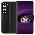 Pikkukuva 1 / 3: Yhteensopiva Lompakkokotelo Samsung Galaxy S23 Kuromi-inspiroitu hahmo violetissa pörröisessä fantasiaympäristössä, jossa on mystinen kawaii-tunnelma