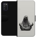 Miniatyrbillede 1 af 2: Kompatibel Tegnebogsetui til Samsung Galaxy A03s Dovendyr i meditation – charmerende, roligt design, der kombinerer humor, afslapning og sød æstetik