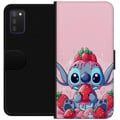 Miniatyrbilde 1 av 2: Kompatibelt Lommeboketui til Samsung Galaxy A03s Stitch Strawberry Love – søtt motiv med blå figur og jordbær i rosa pastelltema