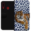Miniatyrbilde 1 av 2: Kompatibelt Lommeboketui til Samsung Galaxy A20s Tiger Chill Pattern-motiv med en tiger som hviler mot en hvitblå mønstret bakgrunn i moderne design