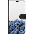 Miniatyrbillede 3 af 3: Kompatibel Tegnebogsetui til Apple iPhone 12 Sød blå figur blandt blåbær med en bamse i en blød og legesyg illustration til børneværelset