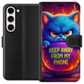 Pikkukuva 1 / 3: Yhteensopiva Lompakkokotelo Samsung Galaxy S23 Vihainen, pörröinen sininen kissa, jossa lukee Keep Away From My Phone, neonväreissä ja liekkimäisin t