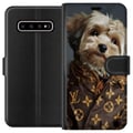 Miniatyrbild 1 av 3: Kompatibelt Plånboksfodral till Samsung Galaxy S10+ Liten hund i lyxjacka elegant och rolig design för modeälskare och hundägare med stil