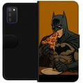 Miniatyrbilde 1 av 2: Kompatibelt Lommeboketui til Samsung Galaxy A03s Batman-plakat spiser pizza DC Comics-helt tegneserie retro humor morsom matillustrasjon morsom kunst
