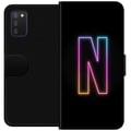 Miniatyrbilde 1 av 2: Kompatibelt Lommeboketui til Samsung Galaxy A03s Minimalistisk neonbokstav N i fargeskiftende lys mot svart bakgrunn