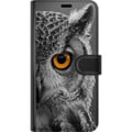 Miniatyrbillede 2 af 2: Kompatibel Tegnebogsetui til Samsung Galaxy A20e Sort-hvidt nærbillede af en ugle med intenst orange øje og skarpe fjerdetaljer