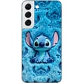 Pikkukuva 1 / 3: Yhteensopiva Puhelinkuori Samsung Galaxy S22 5G Stitch istuu pörröisen sinisen kuvion päällä, jossa hänen kasvonsa ja korvansa toistuvat tekstuurina