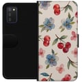 Miniatyrbilde 1 av 2: Kompatibelt Lommeboketui til Samsung Galaxy A03s Bær & Blomster - mønster med blå blomster og skogsbær