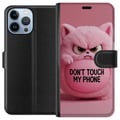 Miniatyrbild 1 av 3: Kompatibelt Plånboksfodral till Apple iPhone 13 Pro Max Humoristisk rosa katt med texten Don’t Touch My Phone ett roligt trendigt motiv som passar pe