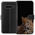 Miniatyrbild 1 av 3: Kompatibelt Plånboksfodral till Samsung Galaxy S10+ Stilren leopard i mörk kontrast med intensiva ögon – kraftfull och elegant djurdesign.