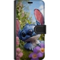 Pikkukuva 3 / 3: Yhteensopiva Lompakkokotelo Samsung Galaxy S23+ Sininen Stitchistä inspiroitunut piirroshahmo kukkien ympäröimässä luontomaisemassa ja suloisella ilm