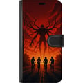Miniatyrbillede 3 af 3: Kompatibel Tegnebogsetui til Apple iPhone 12 Mørk Stranger Things-inspireret horrorillustration med rød himmel, truende monster og cyklende børn i dr