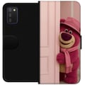 Miniatyrbilde 1 av 2: Kompatibelt Lommeboketui til Samsung Galaxy A03s Rosa bamse med hatt og skjerf, søtt pastellfarget design fylt med kjærlighet, humor og varme