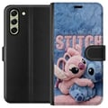 Miniatyrbilde 1 av 3: Kompatibelt Lommeboketui til Samsung Galaxy S21 FE 5G De lodne Stitch og Angel klemmer hverandre på et mykt, pelsaktig underlag med pastellfarger som