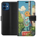 Pikkukuva 1 / 3: Yhteensopiva Lompakkokotelo Apple iPhone 12 mini City Trio kolme iloista pientä hahmoa kaupunkiympäristössä, sininen taivas ja vihreitä puita, viehät