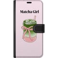 Miniatyrbilde 3 av 3: Kompatibelt Lommeboketui til Apple iPhone 12 Matcha Girl-illustrasjon – kawaii-inspirert te-design med rosa sløyfe
