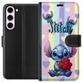 Pikkukuva 1 / 3: Yhteensopiva Lompakkokotelo Samsung Galaxy S23+ Stitch ruusujen kanssa romanttisessa piirroskuvatyylissä raidallista taustaa vasten