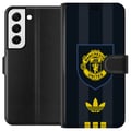 Miniatyrbild 1 av 3: Kompatibelt Plånboksfodral till Samsung Galaxy S22+ 5G Manchester United poster Adidas crest fotboll klubb Premier League logo gul svart retro design